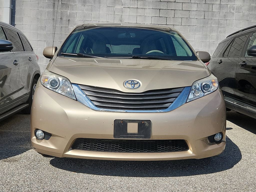 Used 2014 Toyota Sienna XLE FWD image 2