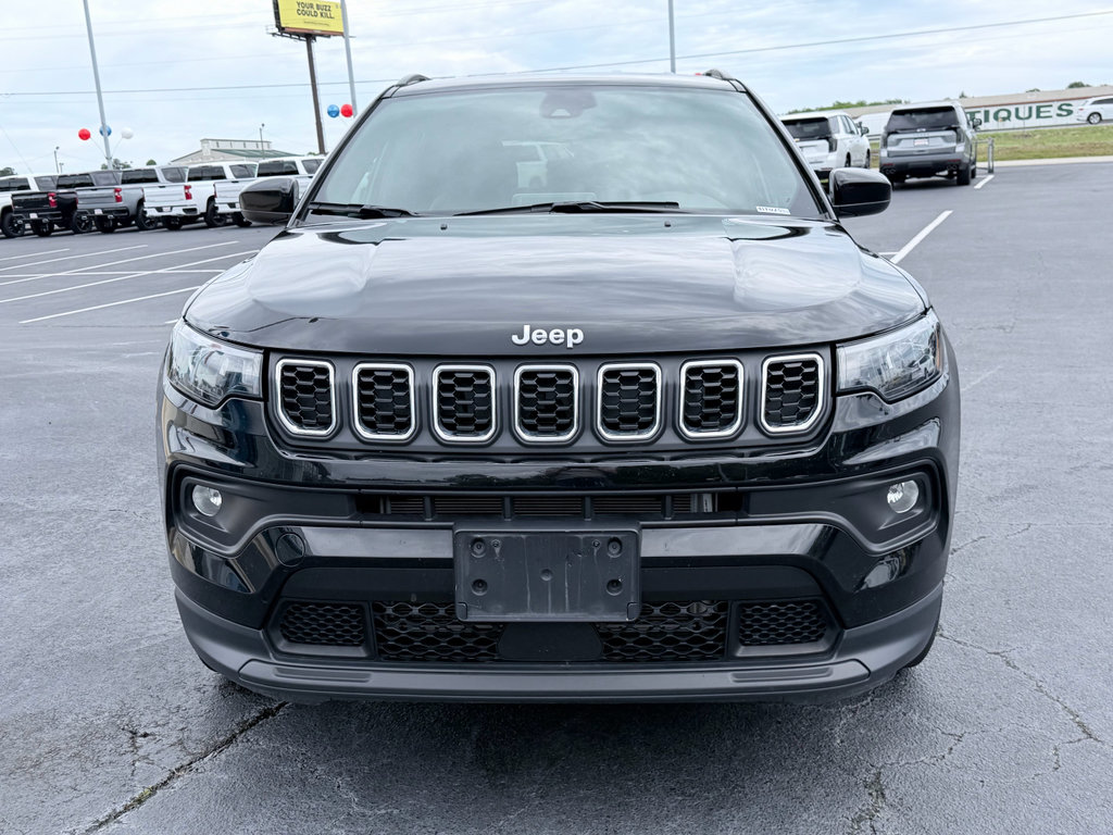 Used 2025 Jeep Compass Latitude AWD/4WD image 3