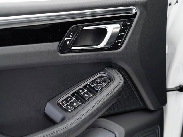 Certified 2025 Porsche Macan image 8