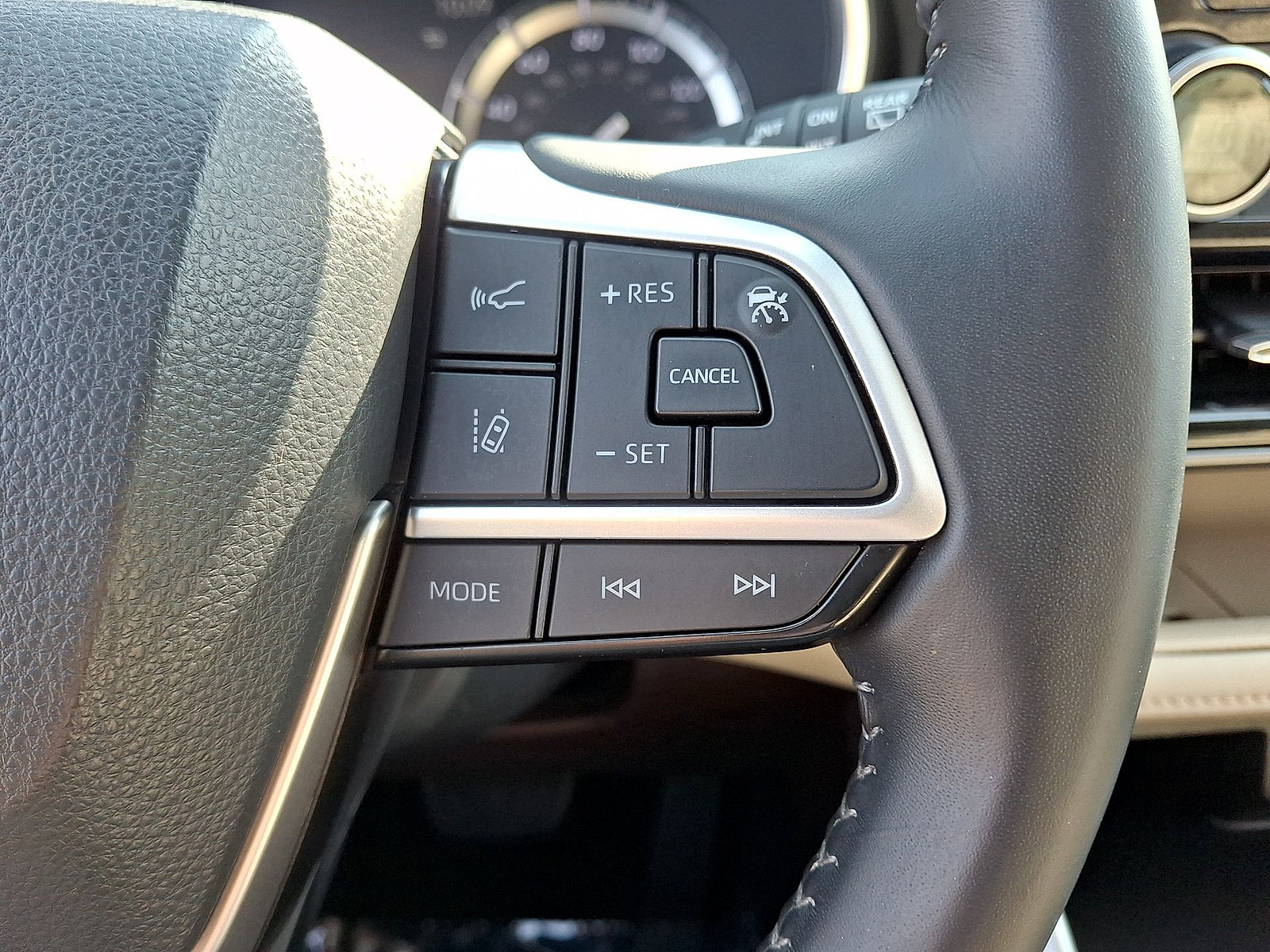 Used 2022 Toyota Highlander XLE AWD/4WD image 18