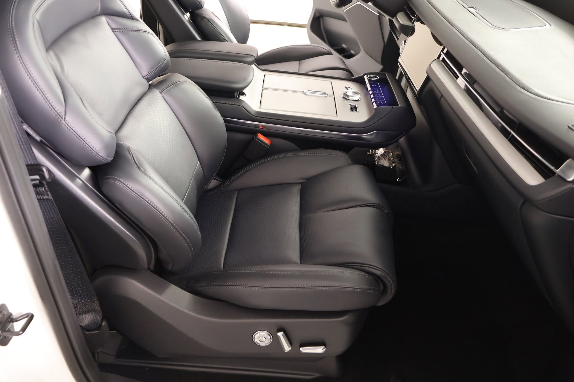 New 2026 Lincoln Navigator Premiere image 14