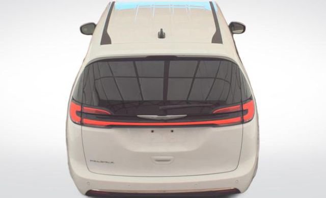 Used 2023 Chrysler Pacifica Touring-L image 5