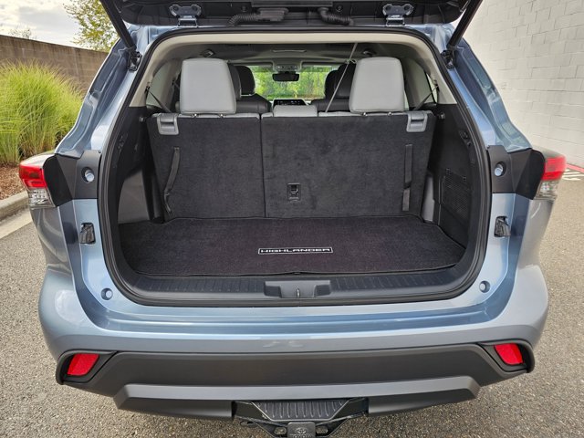 Used 2022 Toyota Highlander XLE AWD/4WD image 10