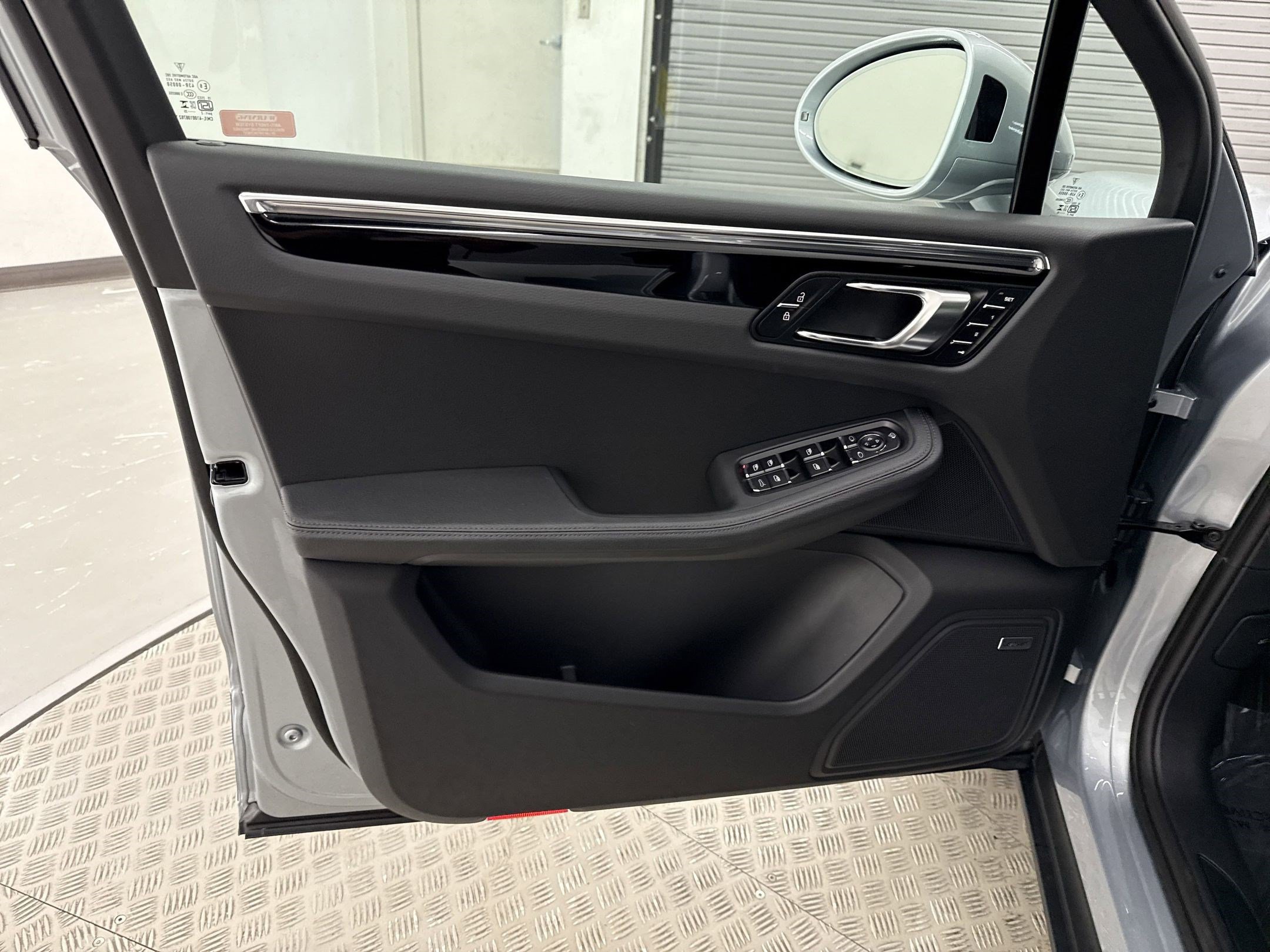 Used 2025 Porsche Macan AWD/4WD image 14