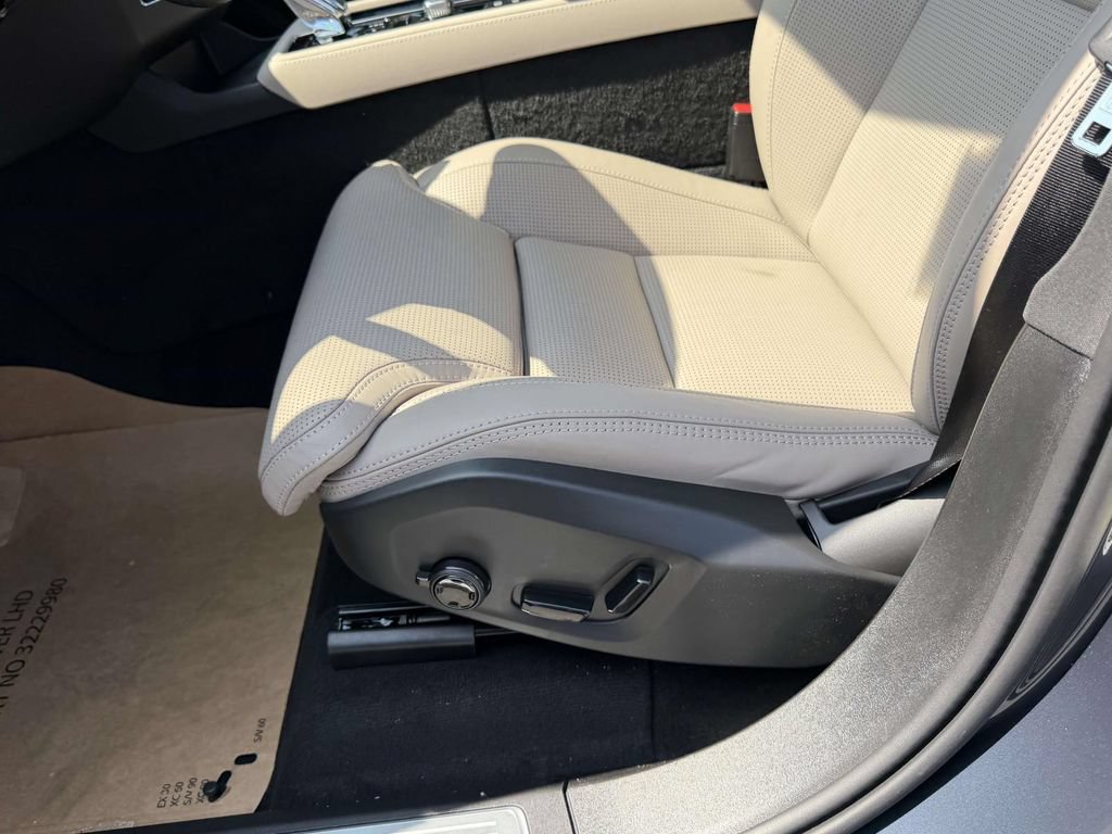 New 2026 Volvo XC90 T8 Ultra w/ Protection Package AWD/4WD image 16