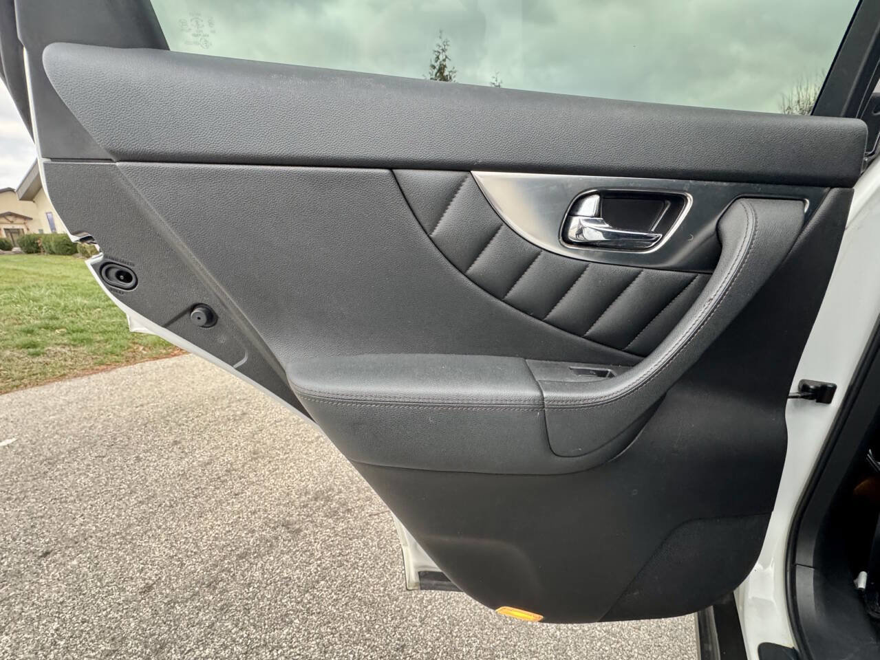 Used 2010 INFINITI FX35 AWD w/ Navigation Pkg image 19