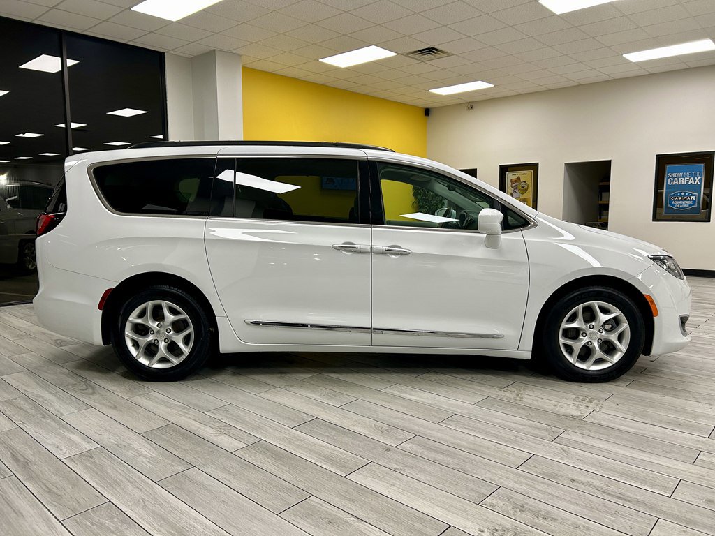 Used 2017 Chrysler Pacifica Touring-L w/ Tire & Wheel Group image 5