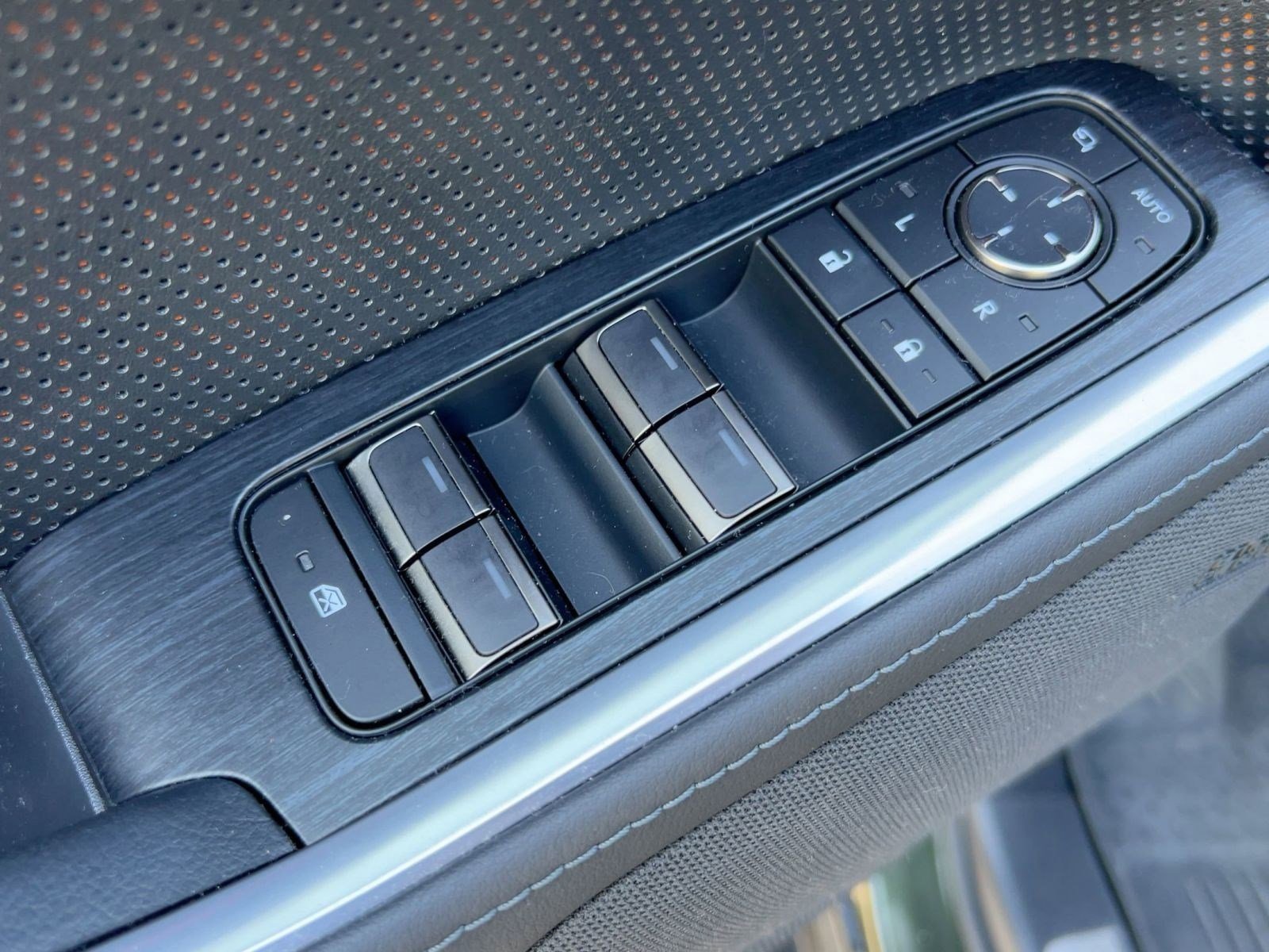 Used 2024 Lexus GX 550 w/ Cold Area Package image 22