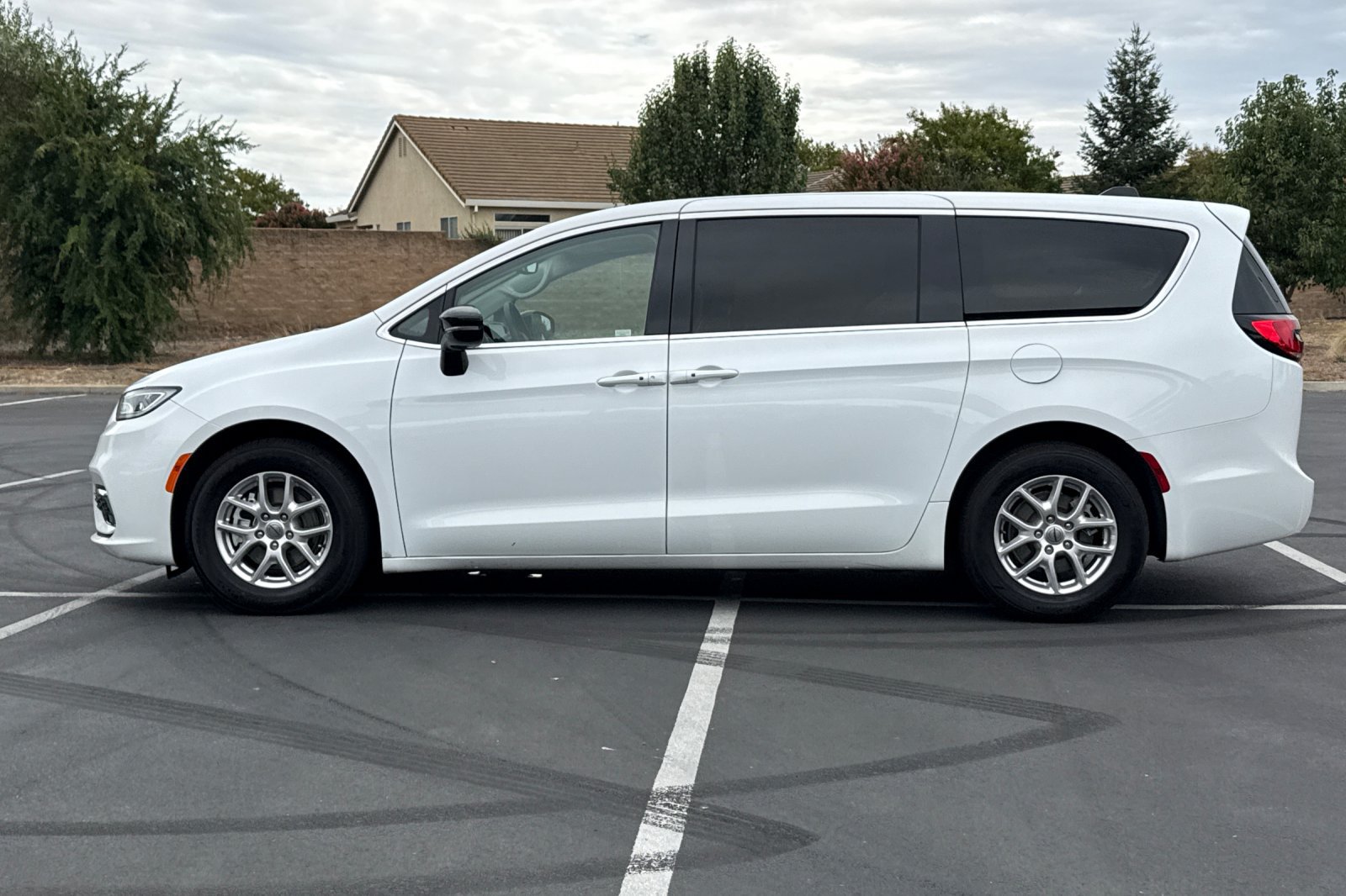 Used 2024 Chrysler Pacifica Touring-L FWD image 14