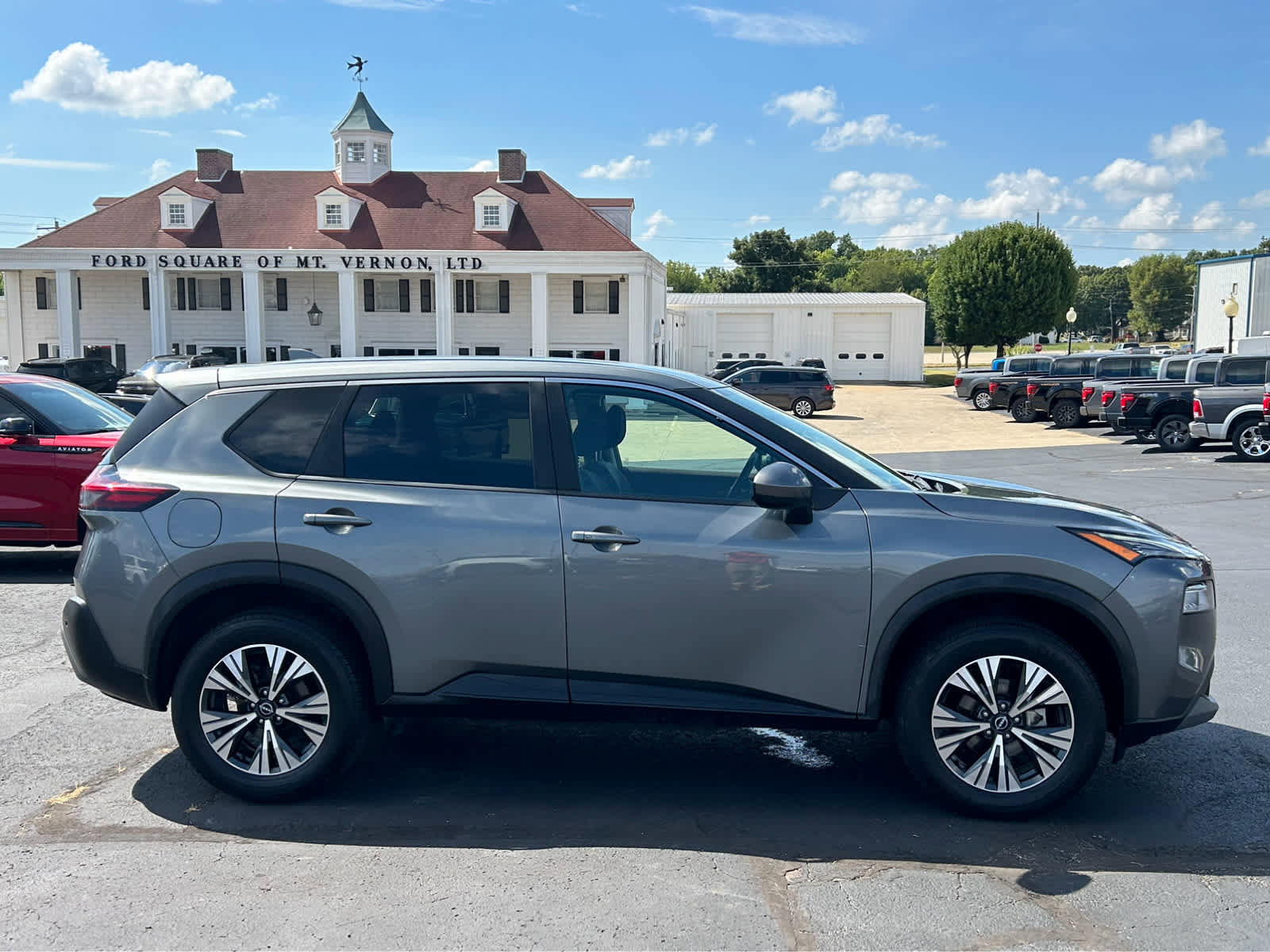 Used 2023 Nissan Rogue SV image 4