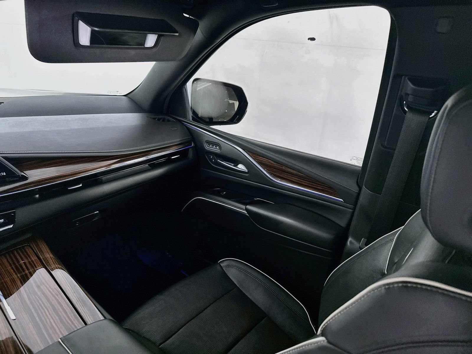 Used 2021 Cadillac Escalade ESV Premium Luxury w/ Driver Assist Tech Package AWD/4WD image 24