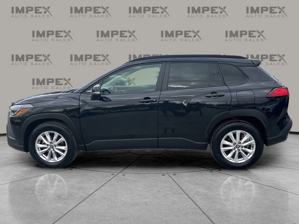 Used 2025 Toyota Corolla Cross LE image 2