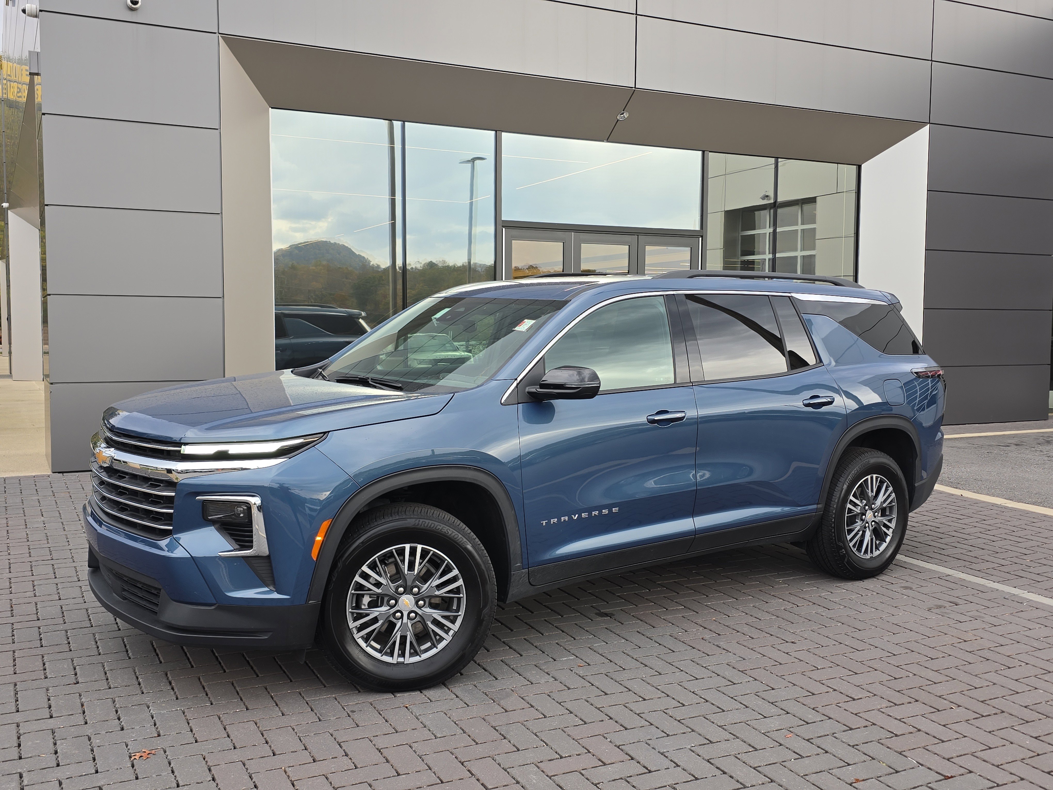 Used 2025 Chevrolet Traverse LT image 1