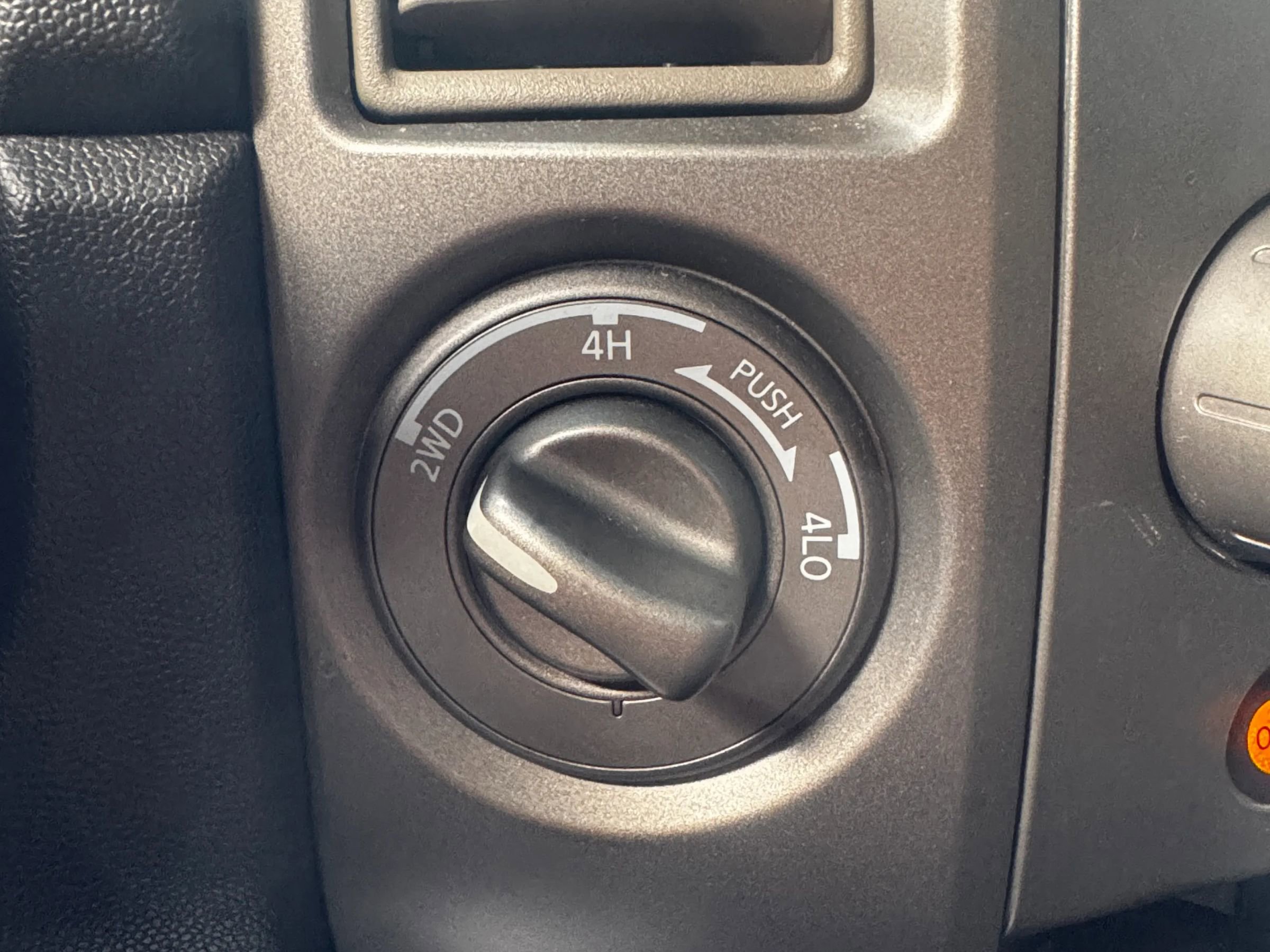 Used 2004 Nissan Titan SE w/ (Bed) Utility Bed Pkg image 21