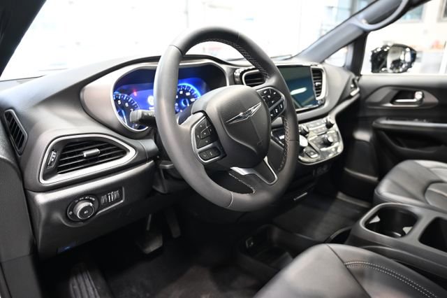 Used 2025 Chrysler Pacifica Select image 20