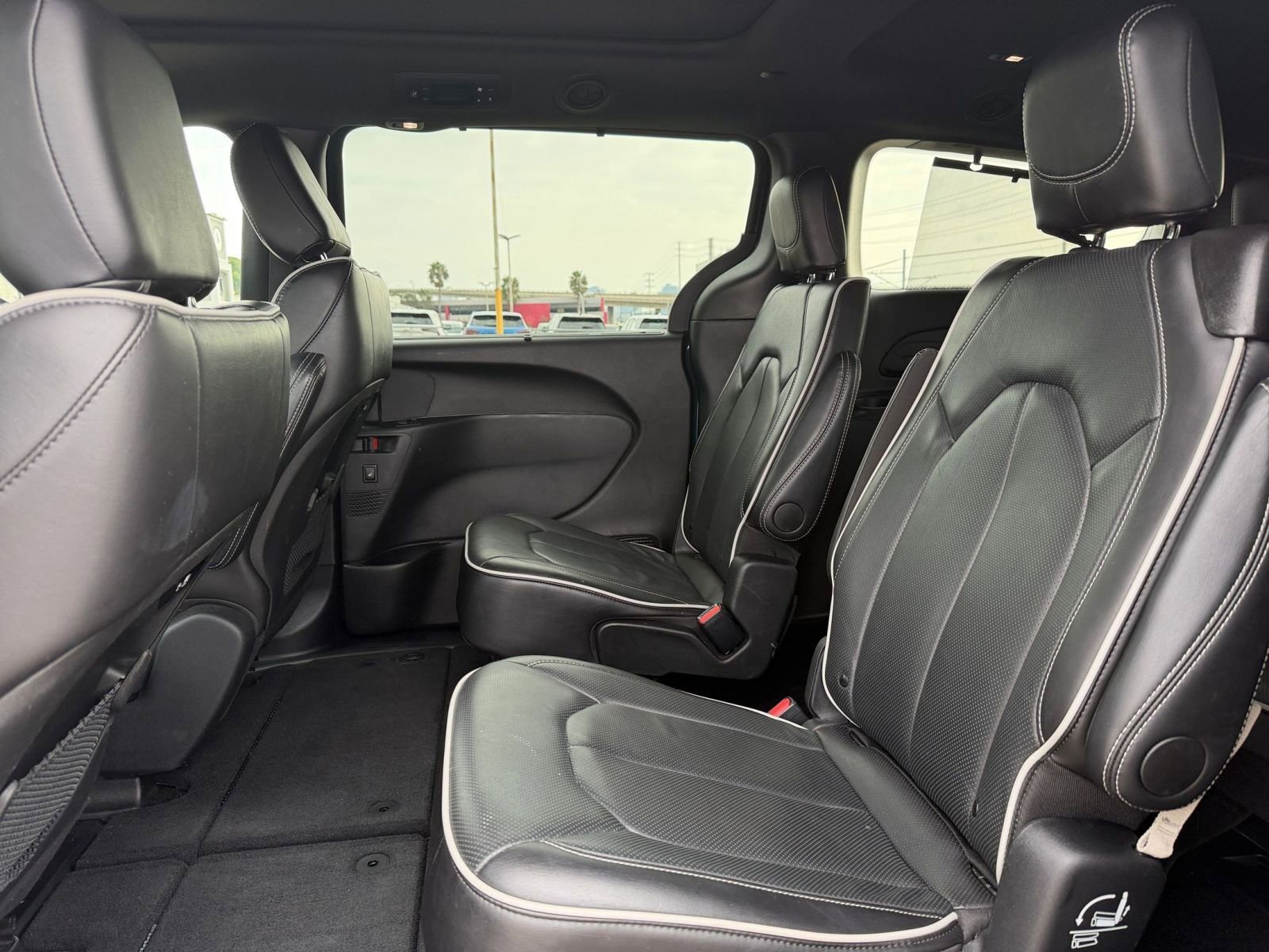 Used 2025 Chrysler Pacifica Limited image 29