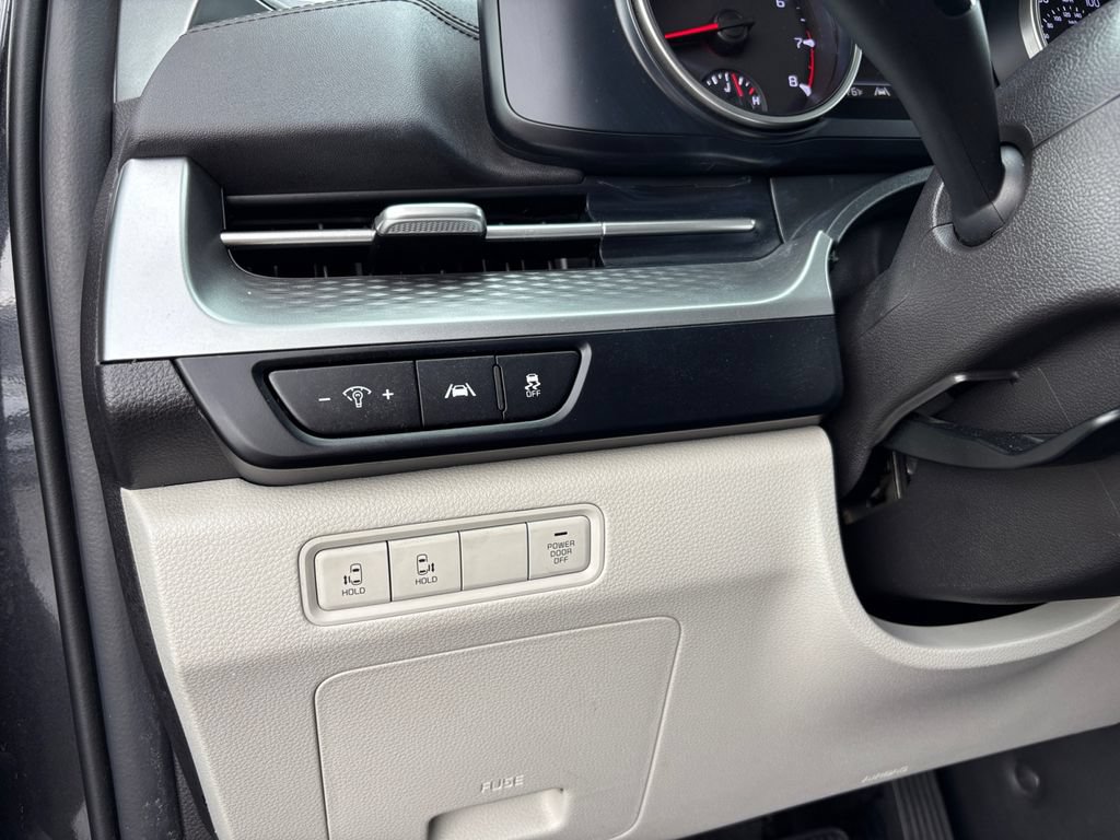 Used 2024 Kia Carnival LX FWD image 28
