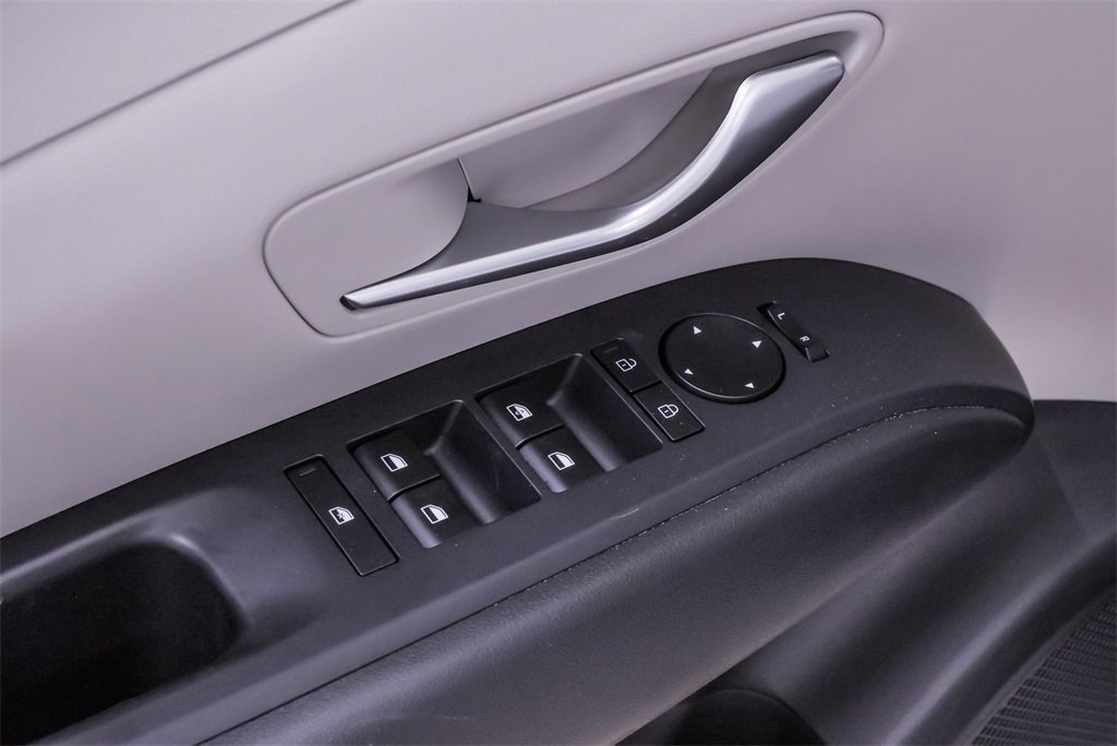Certified 2025 Hyundai Tucson SE image 30