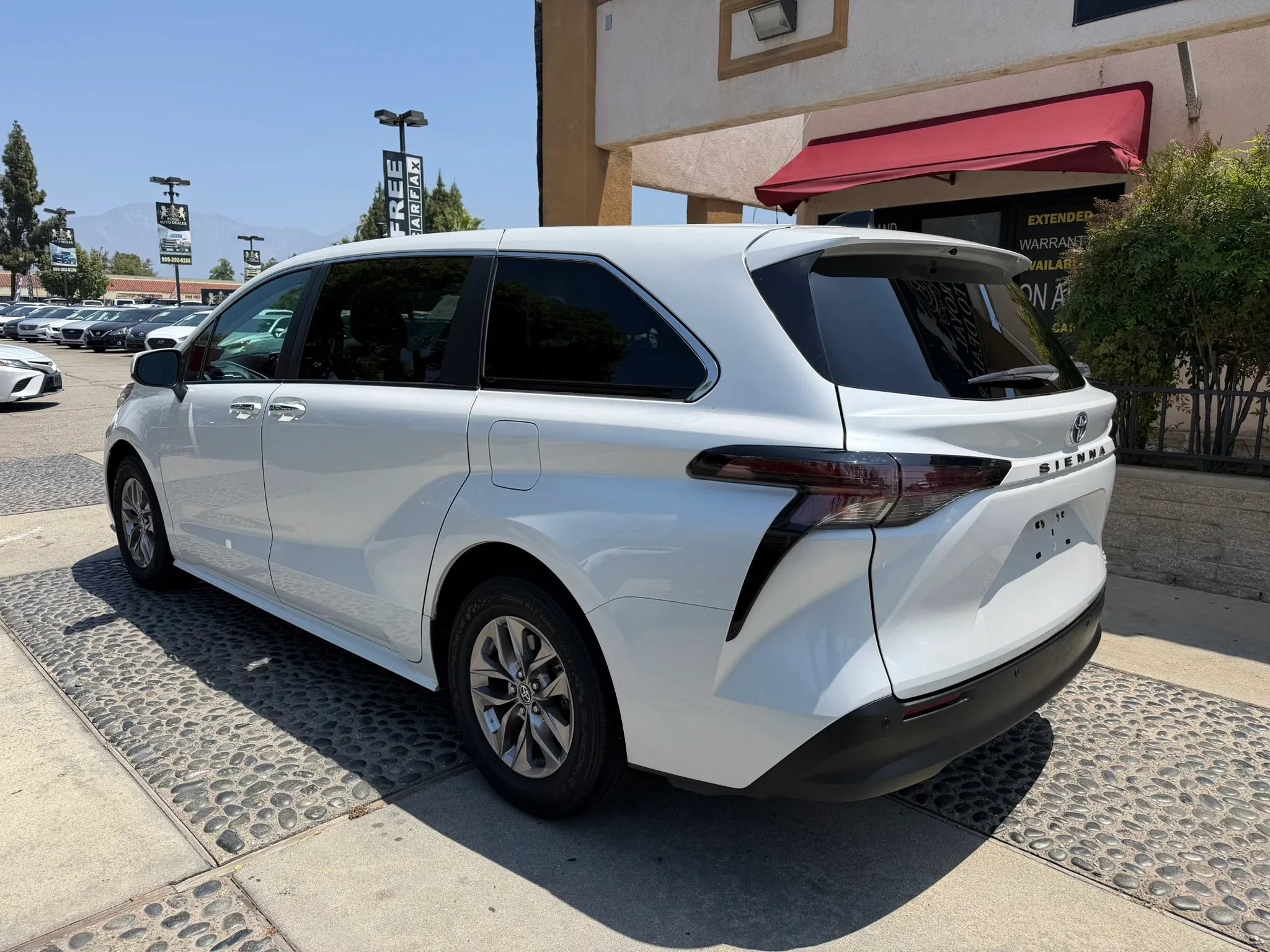 Used 2023 Toyota Sienna XLE FWD image 8