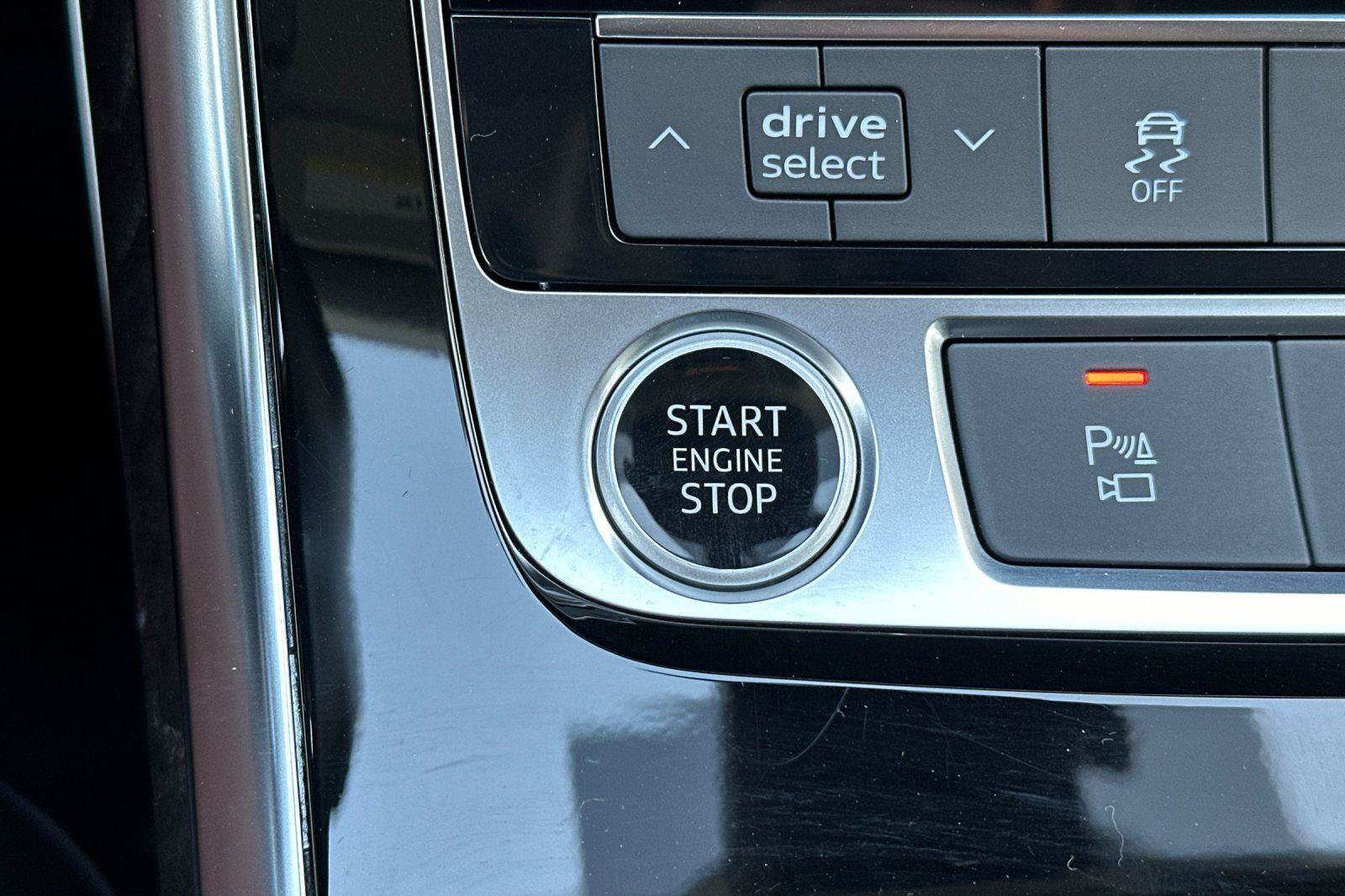 Used 2023 Audi Q8 Premium image 23