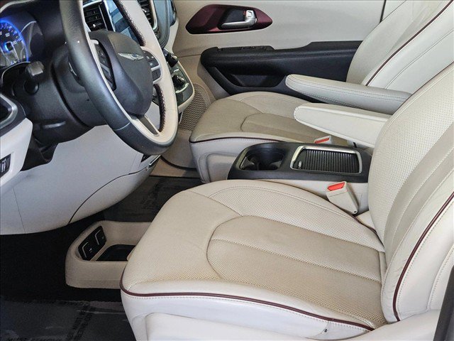 Used 2017 Chrysler Pacifica Limited w/ UConnect Theater Package FWD image 16