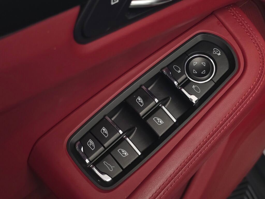 Certified 2023 Porsche Macan AWD/4WD image 37
