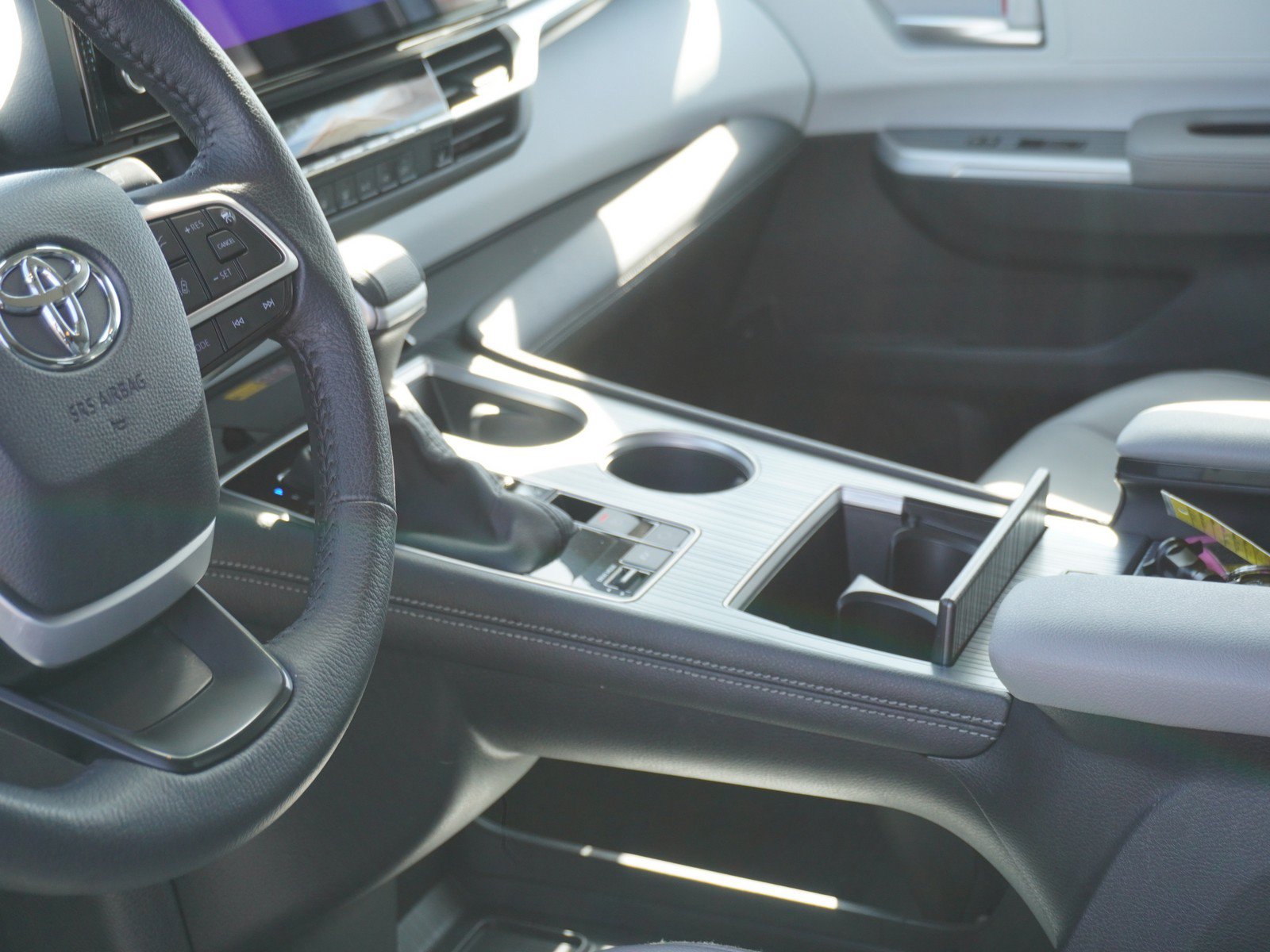 Used 2025 Toyota Sienna XLE w/ XLE Plus Package FWD image 25