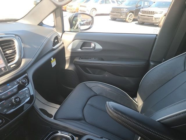 New 2026 Chrysler Pacifica Limited AWD/4WD image 15
