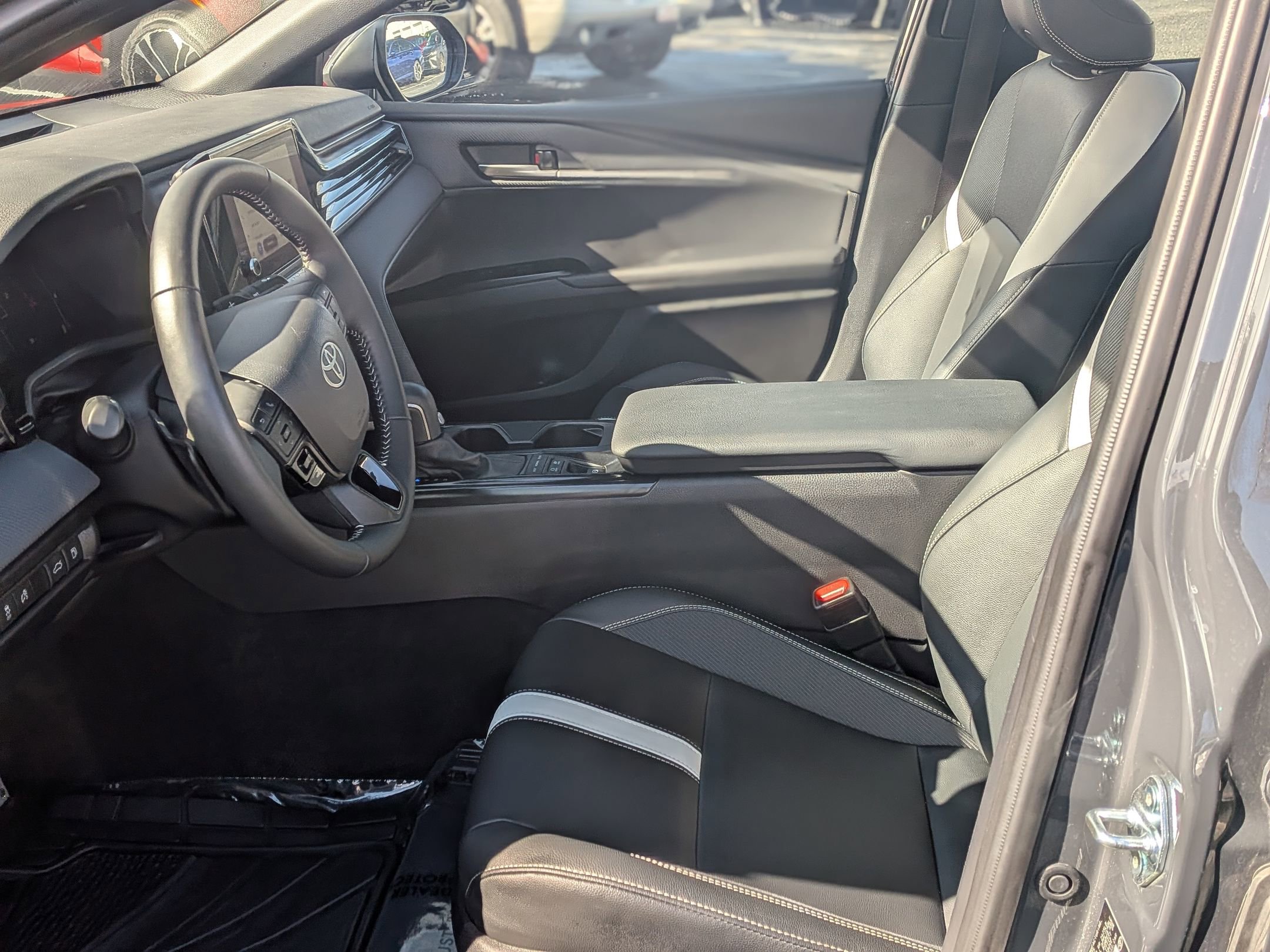 Used 2025 Toyota Camry SE image 16