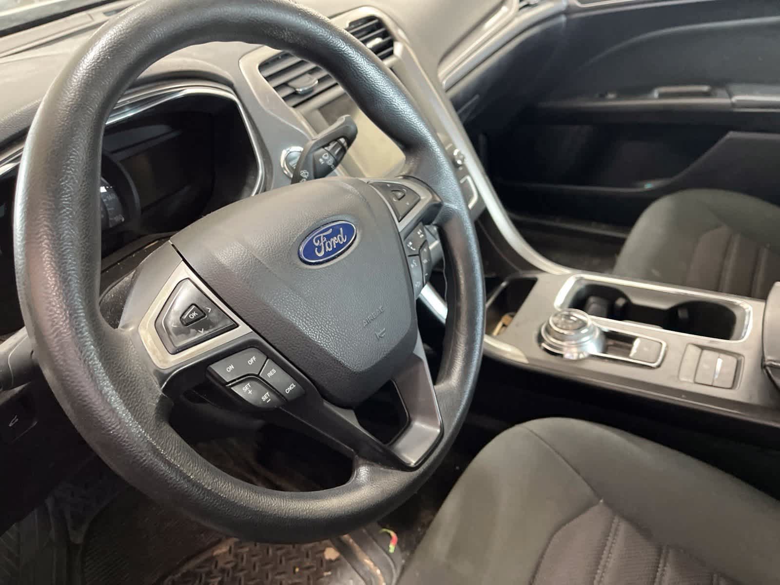 Used 2020 Ford Fusion SE FWD image 25