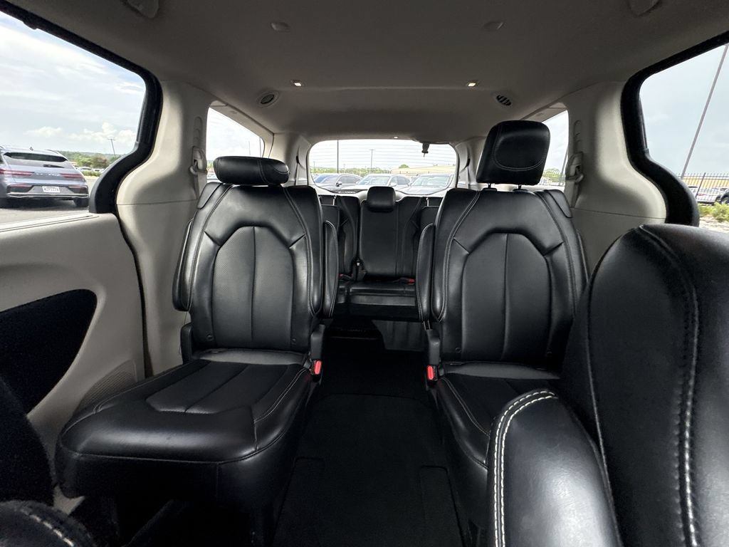 Used 2024 Chrysler Pacifica Touring-L FWD image 13