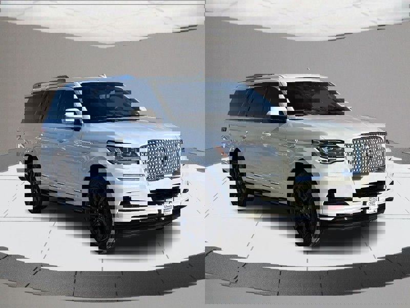 Used 2023 Lincoln Navigator L Reserve image 2