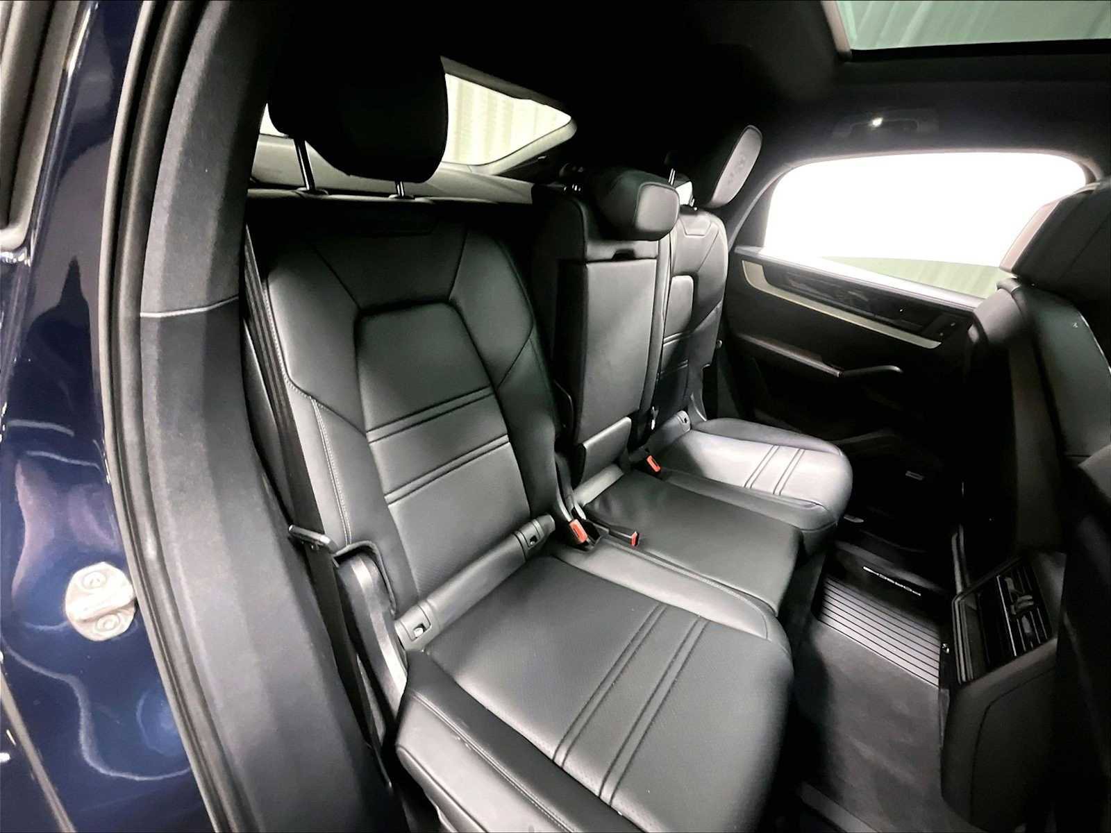 Used 2025 Porsche Cayenne Coupe image 32