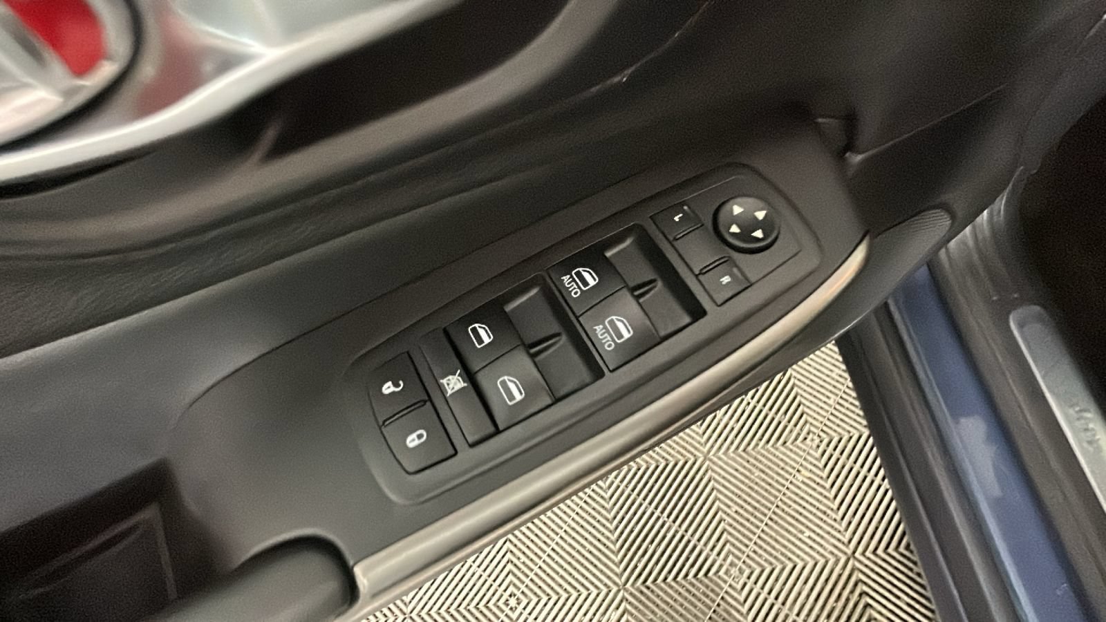 Used 2020 Jeep Cherokee Limited AWD/4WD image 13
