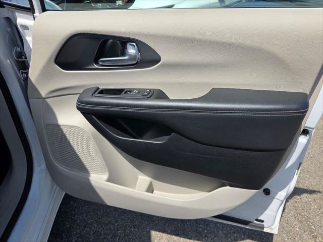 Certified 2024 Chrysler Pacifica Touring-L FWD image 25