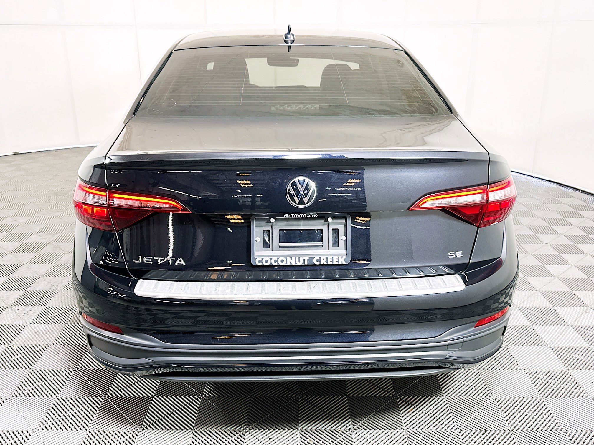 Used 2024 Volkswagen Jetta SE FWD image 4