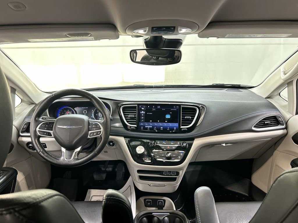 Used 2021 Chrysler Pacifica Touring-L image 18
