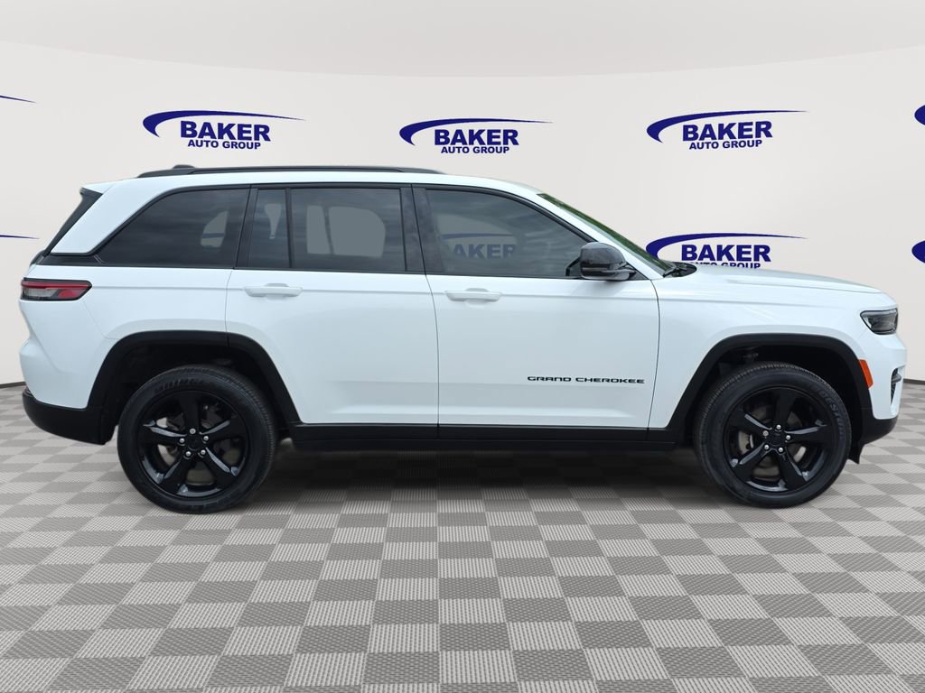 Used 2023 Jeep Grand Cherokee Altitude AWD/4WD image 2