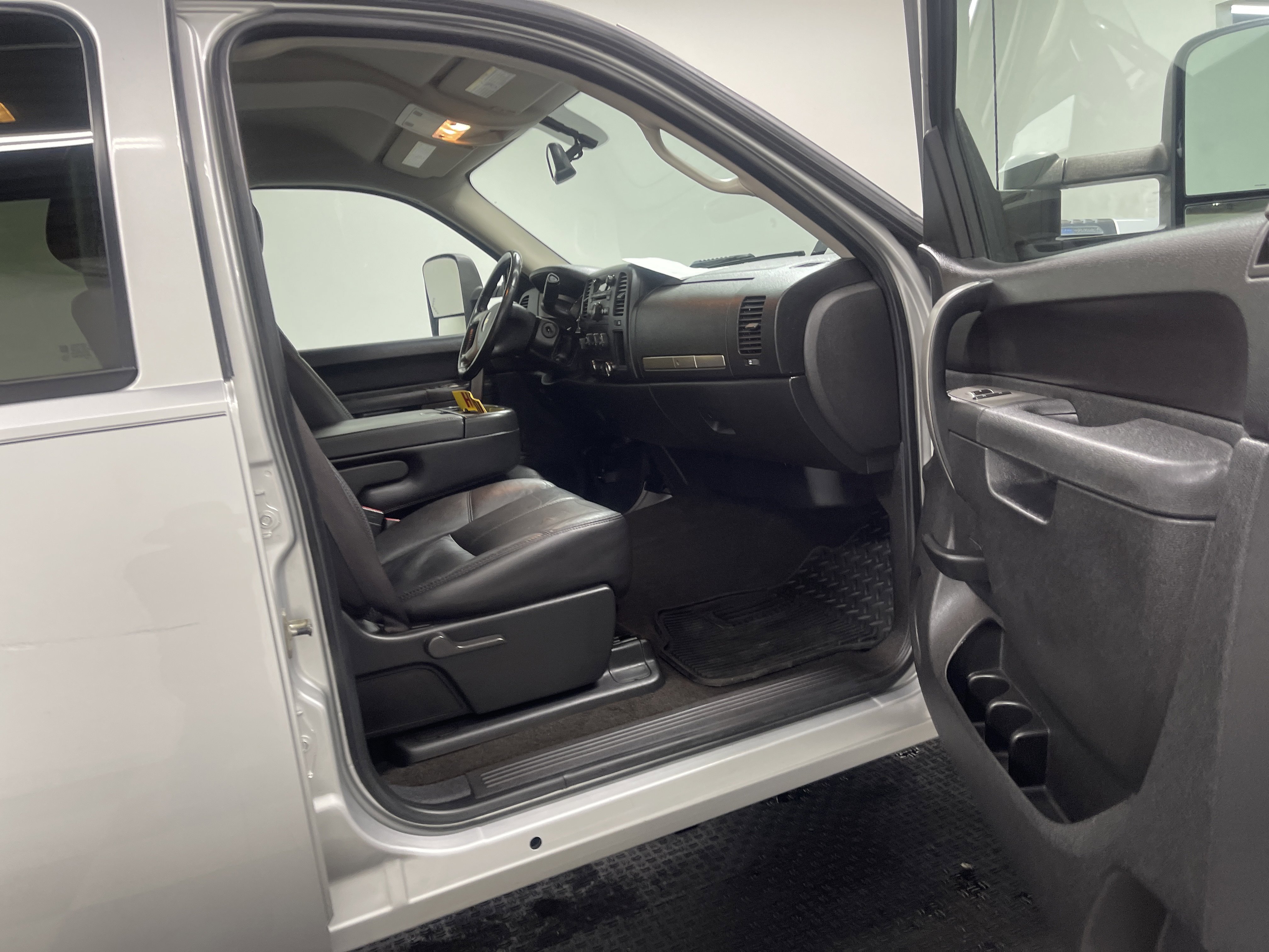 Used 2010 Chevrolet Silverado 2500 LT w/ Exterior Plus Package image 25