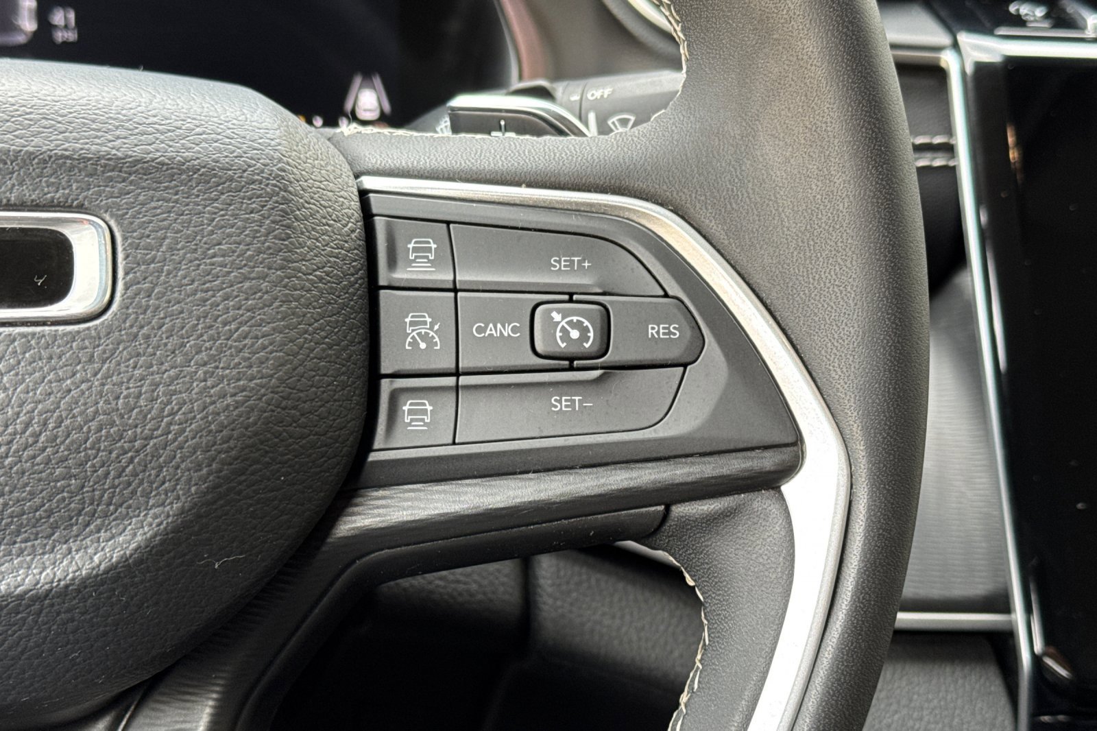 Used 2023 Jeep Grand Cherokee Laredo image 28