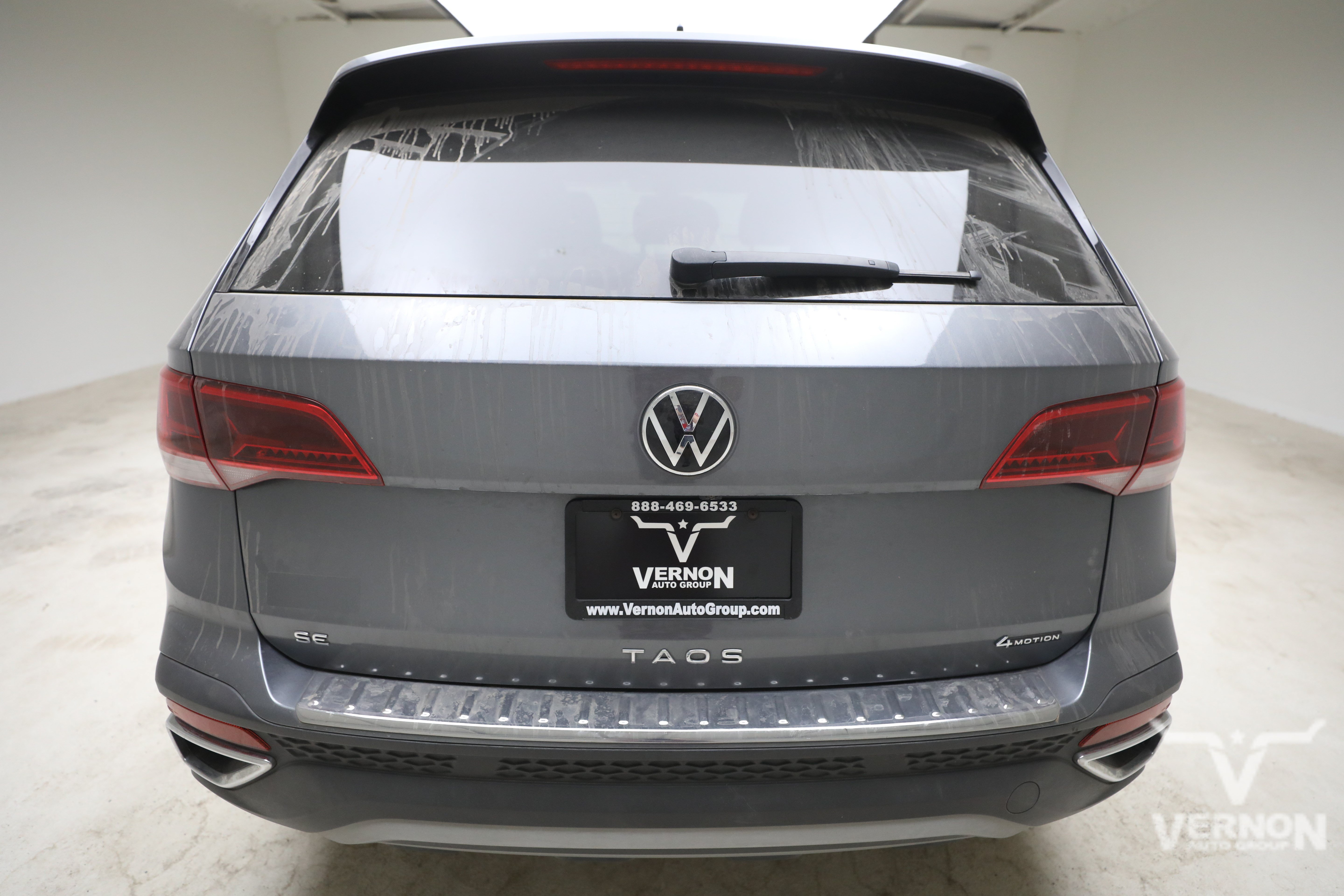 Used 2024 Volkswagen Taos SE w/ Panoramic Sunroof Package AWD/4WD image 2