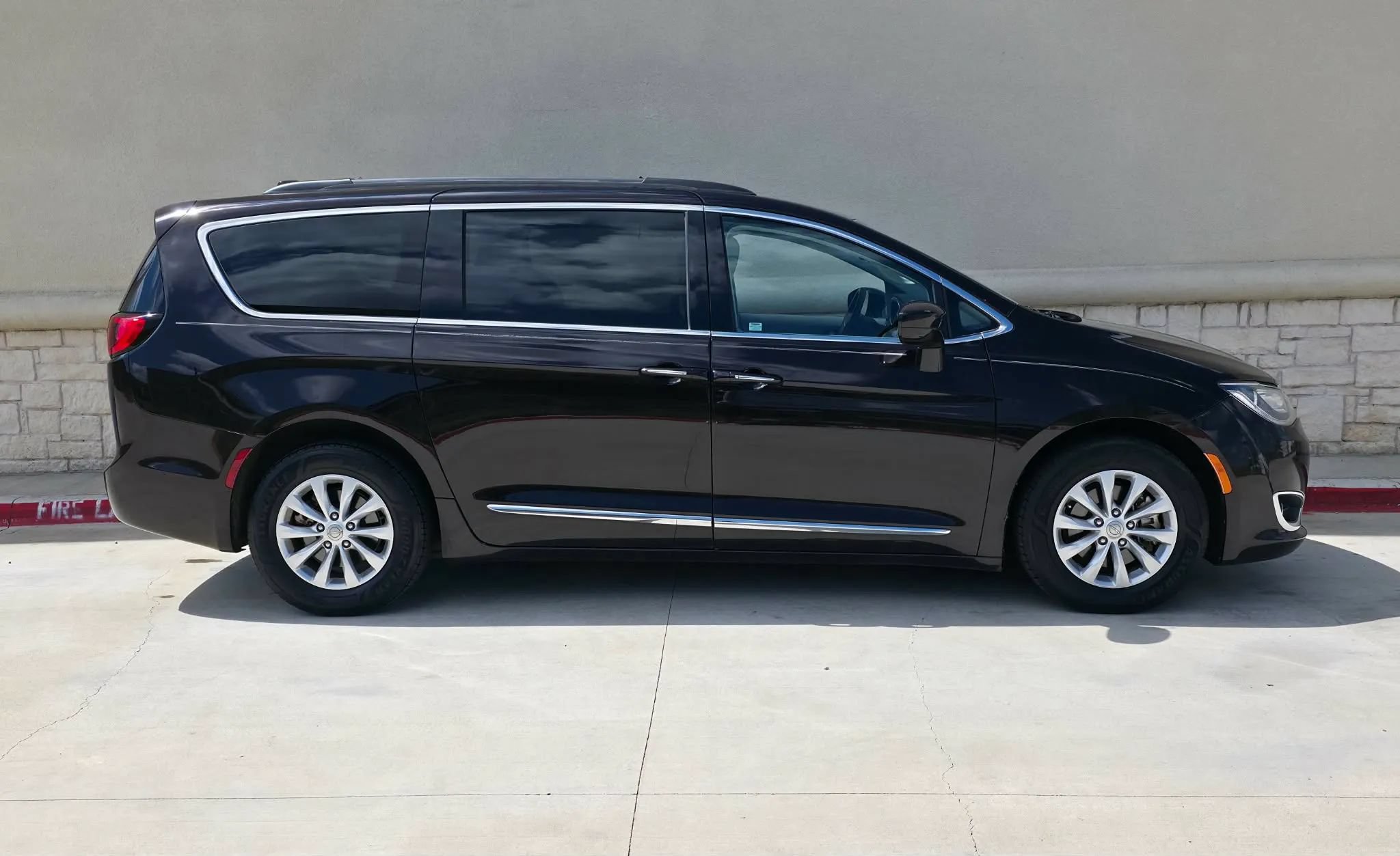 Used 2017 Chrysler Pacifica Touring-L FWD image 2