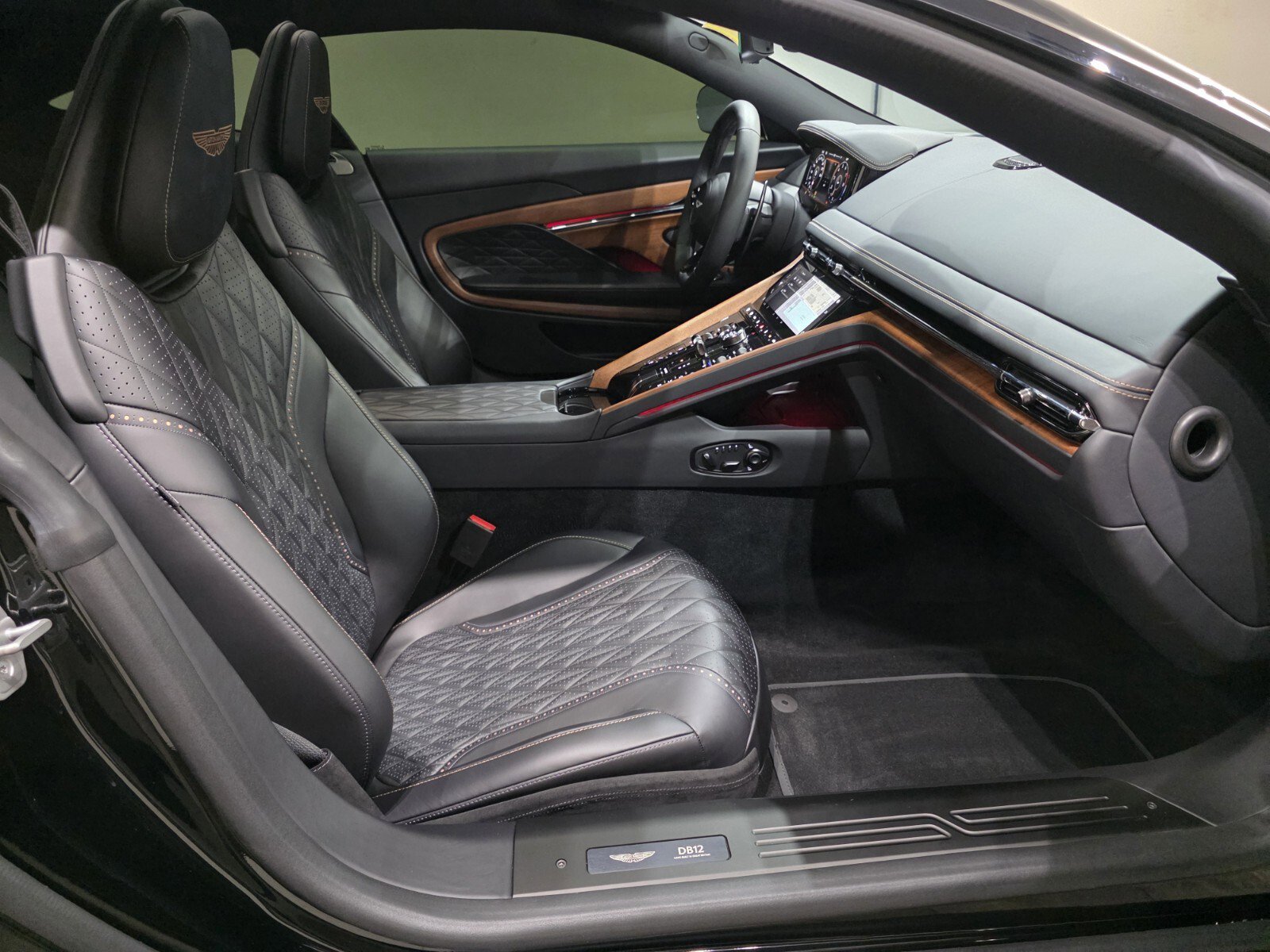 Used 2025 Aston Martin DB12 Coupe image 21
