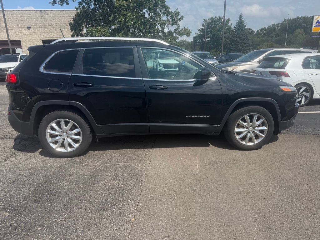 Used 2017 Jeep Cherokee Limited AWD/4WD image 2