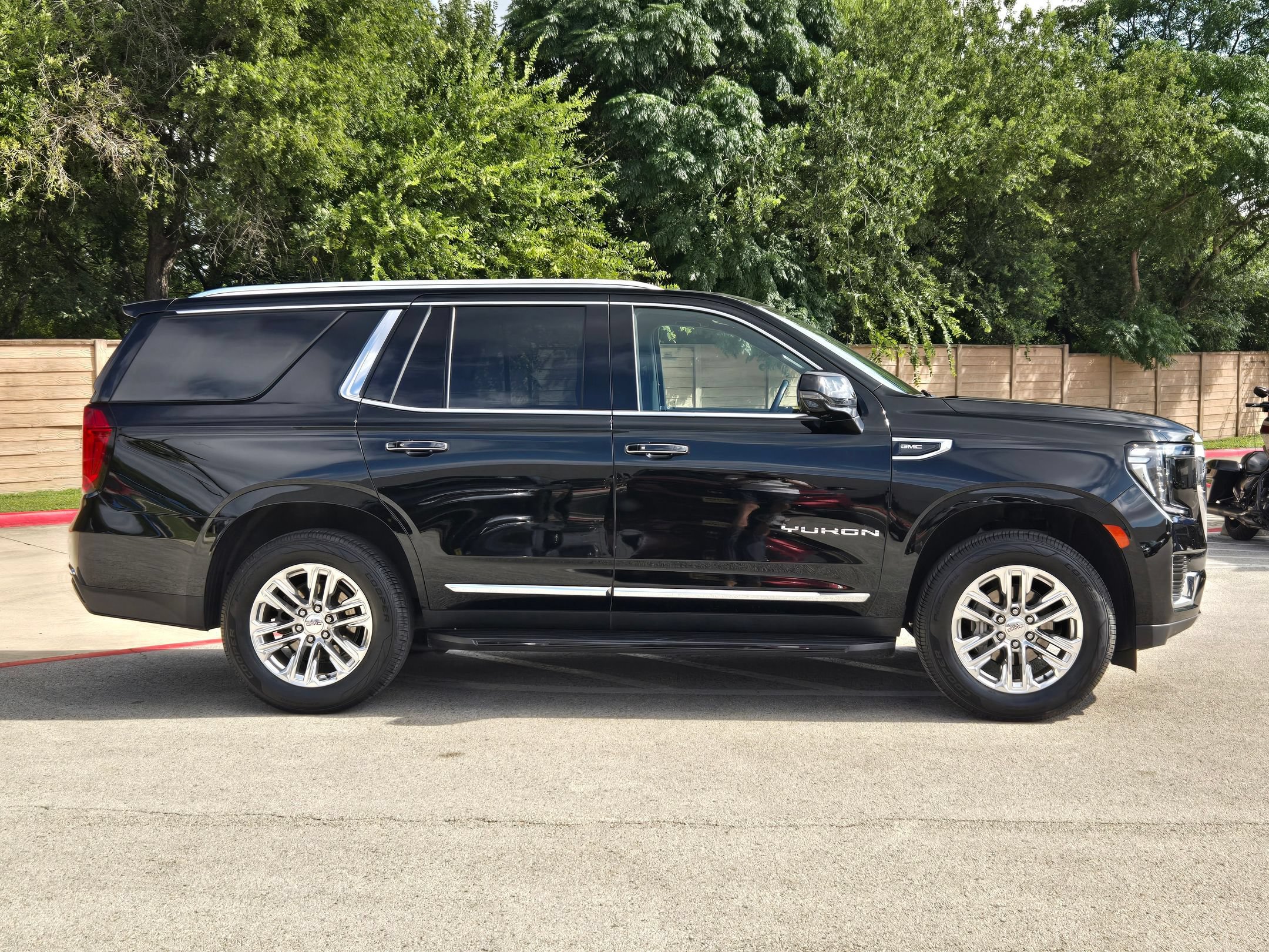 Used 2021 GMC Yukon SLT w/ SLT Luxury Package AWD/4WD image 2