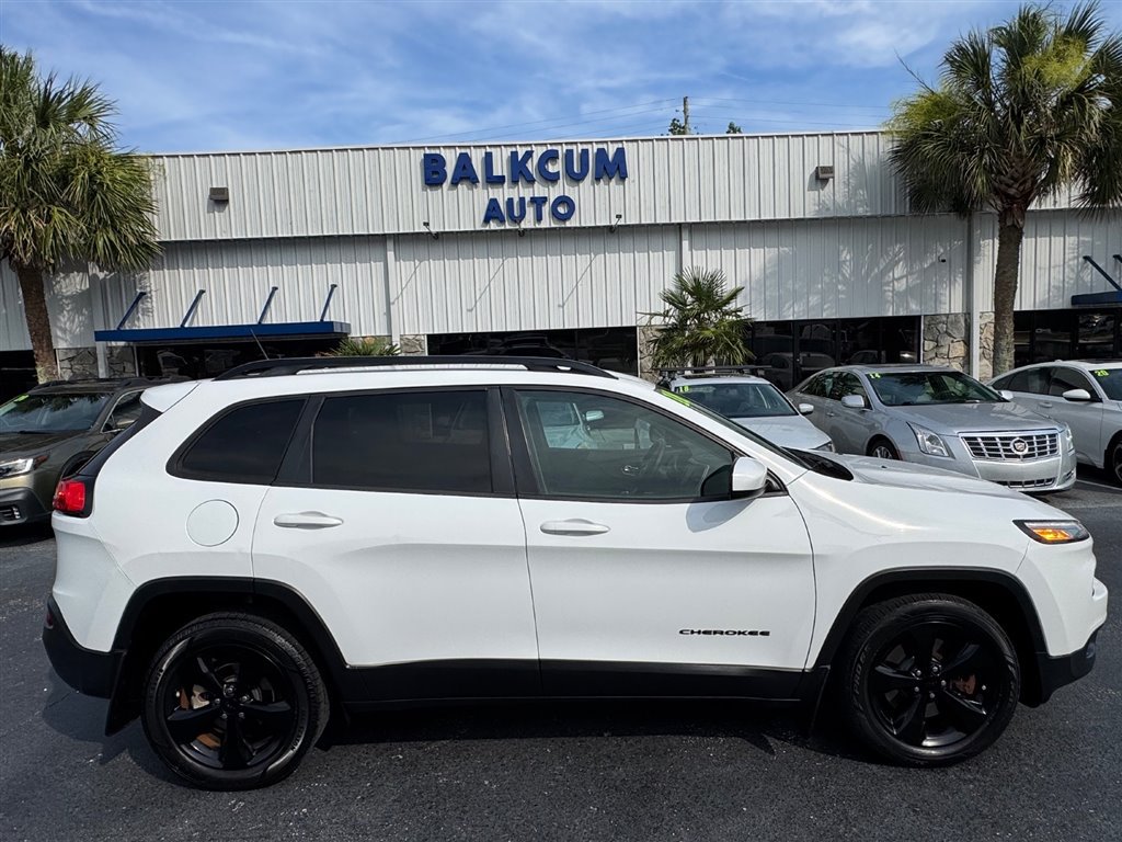 Used 2018 Jeep Cherokee Latitude w/ Altitude Package FWD image 1