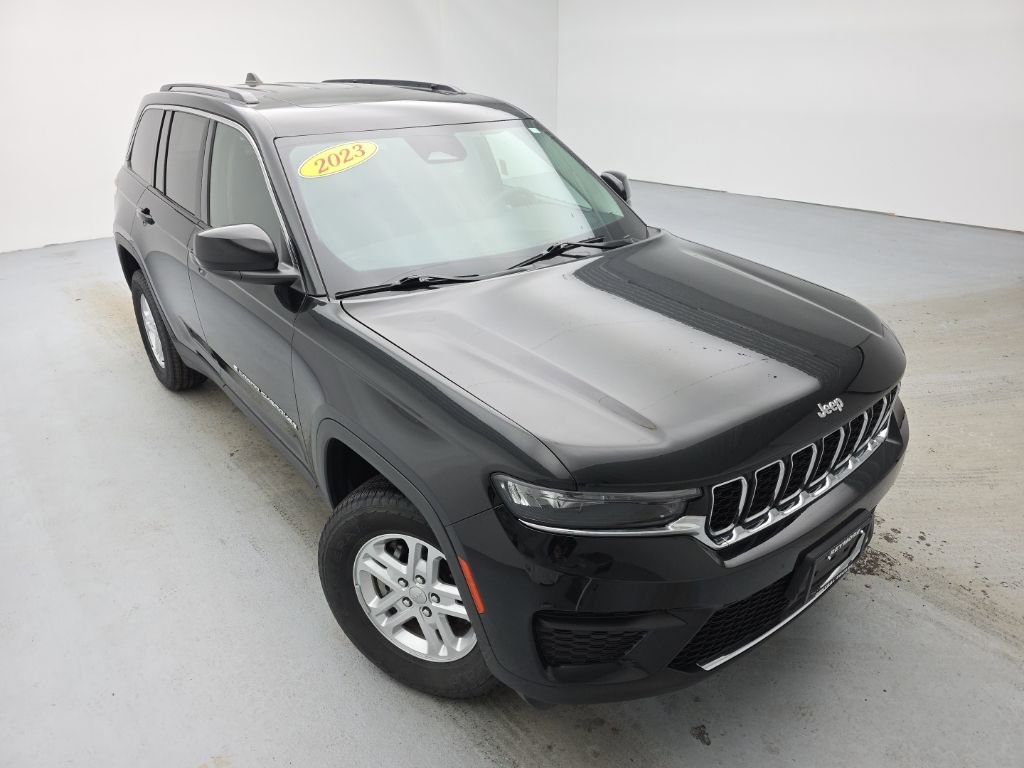 Used 2023 Jeep Grand Cherokee Laredo image 2