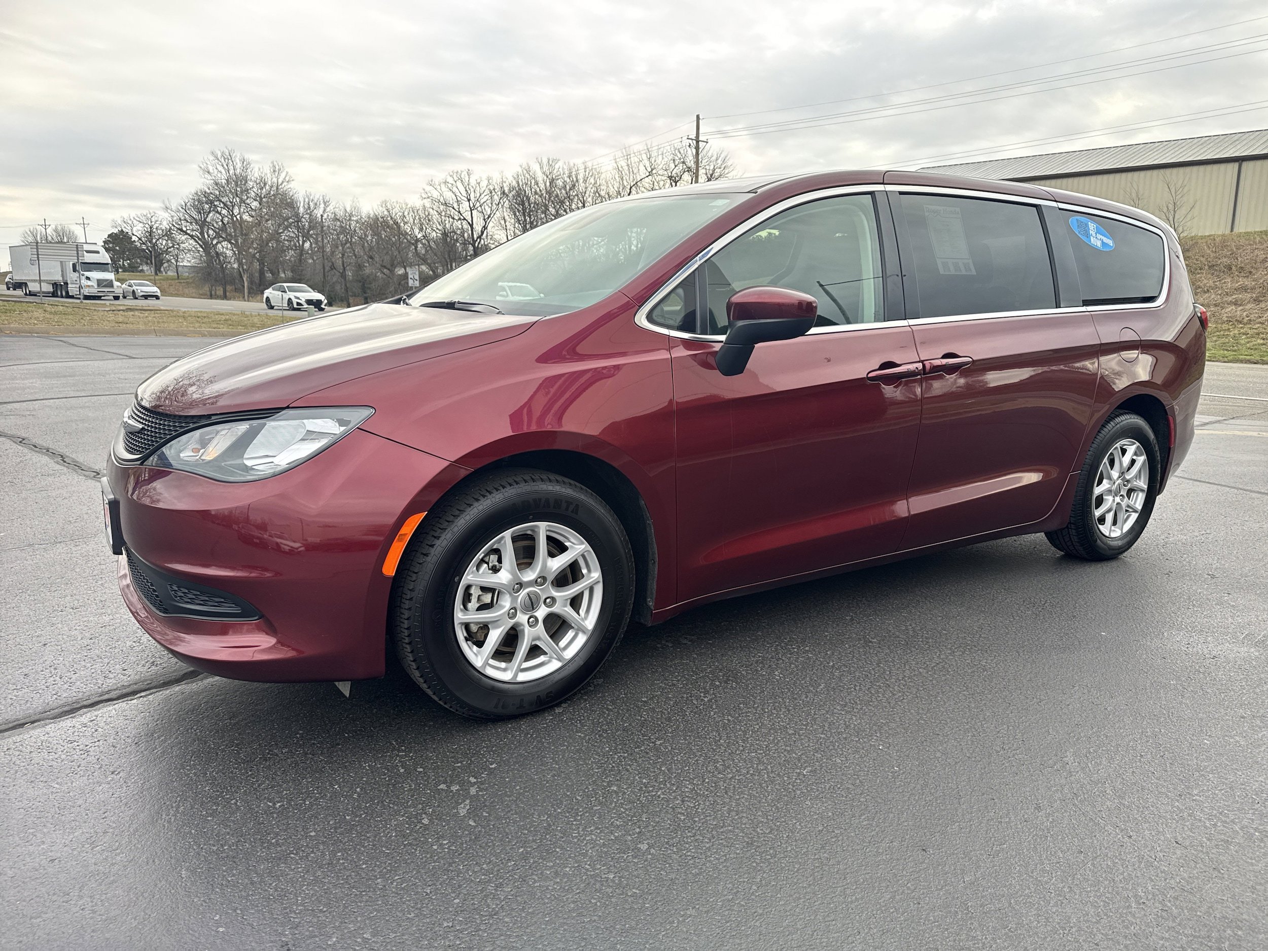 Used 2023 Chrysler Voyager LX FWD image 2