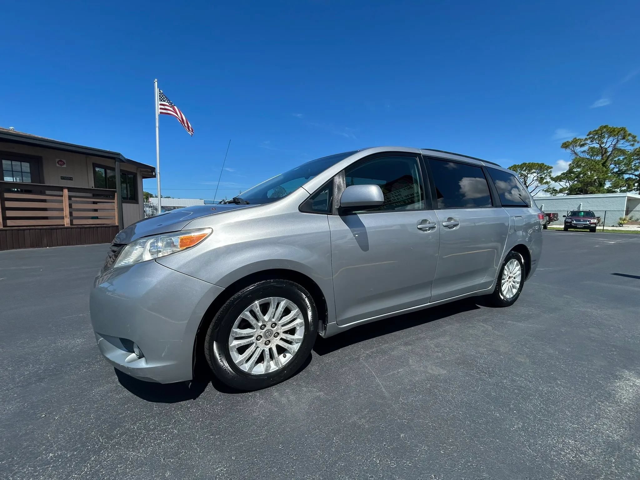 Used 2011 Toyota Sienna XLE FWD image 12