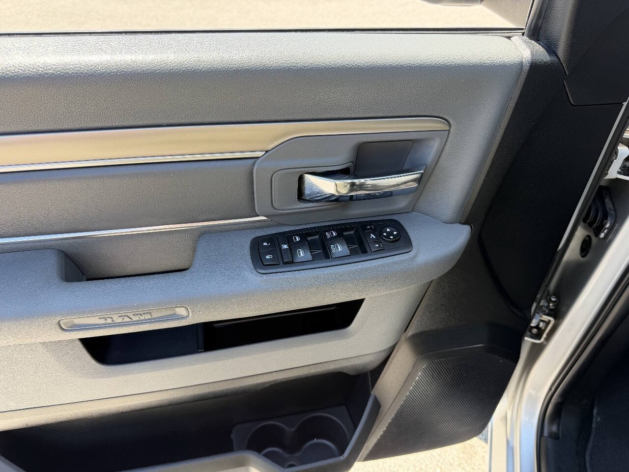 Used 2017 RAM 1500 Classic SLT w/ SLT Plus D←cor Group AWD/4WD image 15